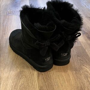 Ugg bow boots- black size 9